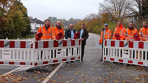 Bürgermeister Valentin Walk (Vierter von links), Stadtbaumeister Michael Breitenwinkler (Dritter von links) und die Verantworltlichen des Staatlichen Bauamts Landshut zeigten sich zufrieden mit dem Ergebnis. Bürgermeister Valentin Walk (Vierter von links), Stadtbaumeister Michael Breitenwinkler (Dritter von links) und die Verantworltlichen des Staatlichen Bauamts Landshut zeigten sich zufrieden mit dem Ergebnis.