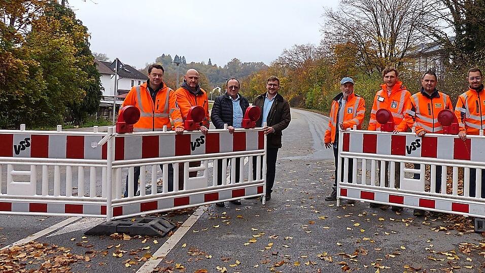 Bürgermeister Valentin Walk (Vierter von links), Stadtbaumeister Michael Breitenwinkler (Dritter von links) und die Verantworltlichen des Staatlichen Bauamts Landshut zeigten sich zufrieden mit dem Ergebnis. Bürgermeister Valentin Walk (Vierter von links), Stadtbaumeister Michael Breitenwinkler (Dritter von links) und die Verantworltlichen des Staatlichen Bauamts Landshut zeigten sich zufrieden mit dem Ergebnis.