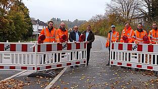 Bürgermeister Valentin Walk (Vierter von links), Stadtbaumeister Michael Breitenwinkler (Dritter von links) und die Verantworltlichen des Staatlichen Bauamts Landshut zeigten sich zufrieden mit dem Ergebnis. Bürgermeister Valentin Walk (Vierter von links), Stadtbaumeister Michael Breitenwinkler (Dritter von links) und die Verantworltlichen des Staatlichen Bauamts Landshut zeigten sich zufrieden mit dem Ergebnis.