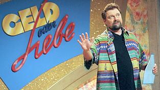 Hawaiihemd und Kinnbart: J&uuml;rgen von der Lippe ist schon durch sein &Auml;u&szlig;eres zu einer Marke im deutschen Fernsehen geworden. Die Karriere von Hans-J&uuml;rgen Dohrenkamp, so sein richtiger Name, begann in den 70er Jahren in der Liedermacherszene. 1980 kam die WDR-Show 'WWF Club' hinzu. Zu seinen gro&szlig;en Erfolgen z&auml;hlen das anarchische Talk-Format 'Wat is?' und der Quoten-Hit 'Geld oder Liebe'.