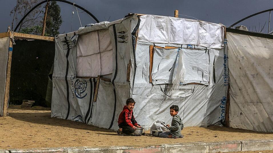 Viele Pal&auml;stinenser leben im Gazastreifen in Zelten, die kaum Schutz gegen K&auml;lte bieten. (Archivbild)