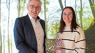 Präsentieren den Ausbildungskompass: Lisa Wutz vom Regionalmanagement und Landrat Werner Bumeder.