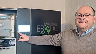 Die Revolution, die in kleinen grauen Kästchen steckt: Johann Flexeder mit seinem Schaltkasten, über den Strom ins und aus dem Haus fließt.