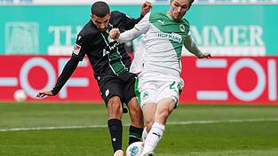 Greuther Fürths Marco John blockt den Schuss des Hannoveraners Waniss Taibi. (Archivbild)
