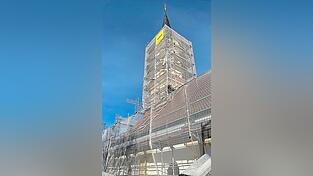 Voraussichtlich Ende November wird das Gerüst abgebaut, dann hat man wieder einen freien Blick auf die St. Salvatorkirche. Voraussichtlich Ende November wird das Gerüst abgebaut, dann hat man wieder einen freien Blick auf die St. Salvatorkirche.