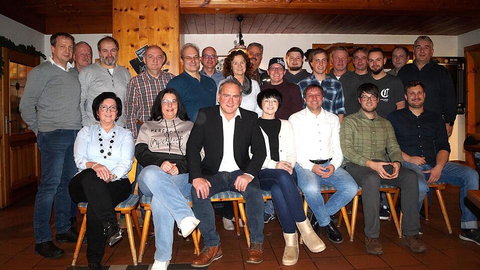 CSU-B&uuml;rgermeisterkandidat Franz M&uuml;ller und die Bewerber der CSU-FWG f&uuml;r die Gemeinderatswahl mit der Liste der Ersatzbewerber, die gegebenenfalls am 15. Januar als zweite Liste nachr&uuml;ckt.