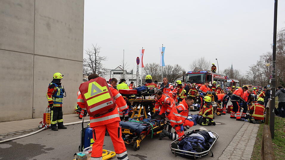 Die Einsatzkräfte mussten sich vor Ort gleich mehreren Herausforderungen stellen, von der Versorgung der Verletzten bis zum Ölaustritt und der Evakuierung der Eishalle. Die Einsatzkräfte mussten sich vor Ort gleich mehreren Herausforderungen stellen, von der Versorgung der Verletzten bis zum Ölaustritt und der Evakuierung der Eishalle.