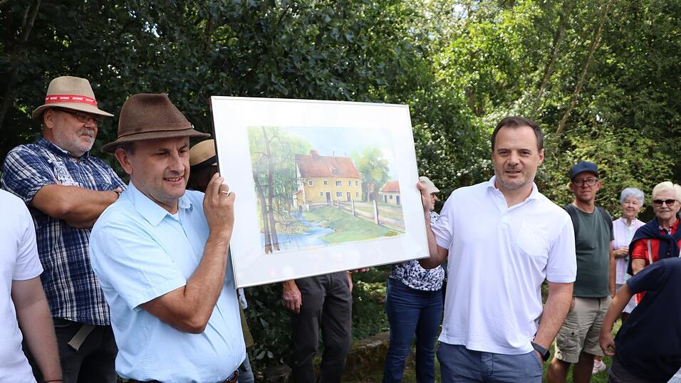 Tobias Weig (rechts) erz&auml;hlte von einer ehemaligen M&uuml;hle auf seinem Grundst&uuml;ck. Er m&ouml;chte den Bach dort wieder flie&szlig;en lassen.