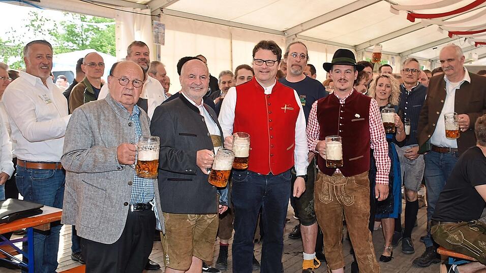 Ein gemeinsames Prost auf das Gelingen des R&ouml;tzer Heimatfests.
