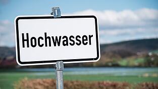 Wegen der ausgiebigen Regenfälle zum Wochenstart sind in Bayern Überschwemmungen nicht ausgeschlossen. (Symbolbild)