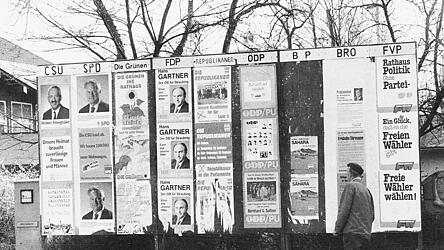 Diese Zeiten sind vorbei: Fr&uuml;her gab es gezielt platzierte Plakatw&auml;nde, an denen alle Parteien nebeneinander abgebildet waren.