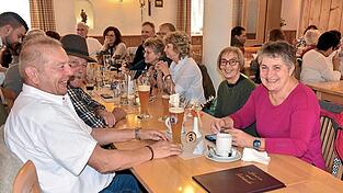 In den Gasträumen setzten sich die Besucher zu griabigen Tischgruppen zusammen. In den Gasträumen setzten sich die Besucher zu griabigen Tischgruppen zusammen.