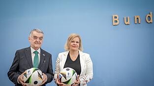 Bundesinnenministerin Nancy Faeser und ihr NRW-Kollege Herbert Reul haben am Dienstag einen Einblick in das Sicherheitskonzept für die EM gegeben. Aber auch die Bluttat von Mannheim war Thema.