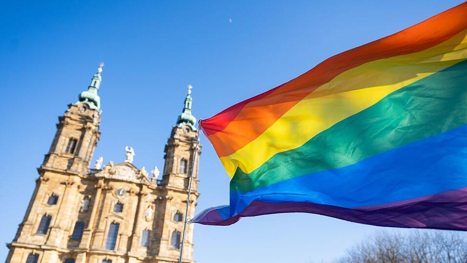 Die Regenbogenflagge 2022 bei der Vollversammlung der DBK in Vierzehnheiligen (Archivfoto).