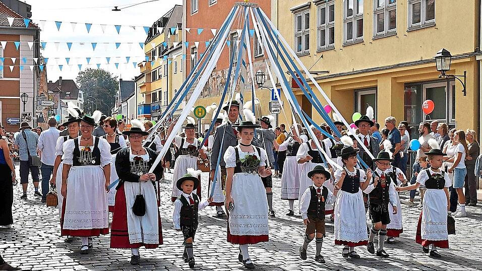 Schneidig, fesch und traditionsbewusst: Der Gebirgstrachtenverein Isartaler Moosburg hatte wieder einmal das Gschau. Schneidig, fesch und traditionsbewusst: Der Gebirgstrachtenverein Isartaler Moosburg hatte wieder einmal das Gschau.