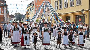 Schneidig, fesch und traditionsbewusst: Der Gebirgstrachtenverein Isartaler Moosburg hatte wieder einmal das Gschau. Schneidig, fesch und traditionsbewusst: Der Gebirgstrachtenverein Isartaler Moosburg hatte wieder einmal das Gschau.