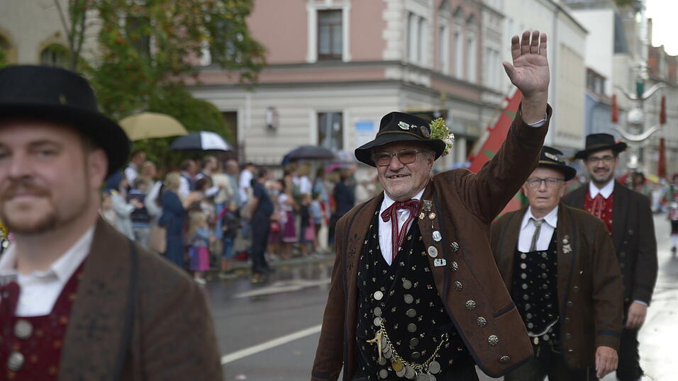 Zahlreiche Musik- und Trachtengruppen zogen nach dreij&auml;hriger Pause am Freitagabend zum Festplatz Am Hagen.&nbsp;