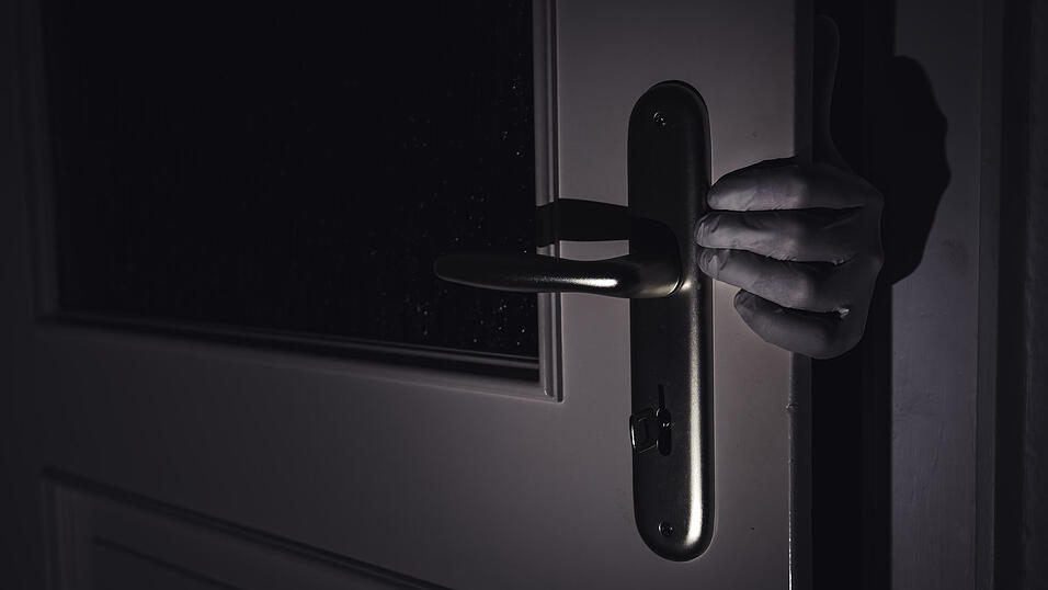 In der Nacht zum Montag kam es zu gleich drei Einbrüchen in Plattling. Die Polizei bittet deshalb um Hinweise. (Symbolbild)