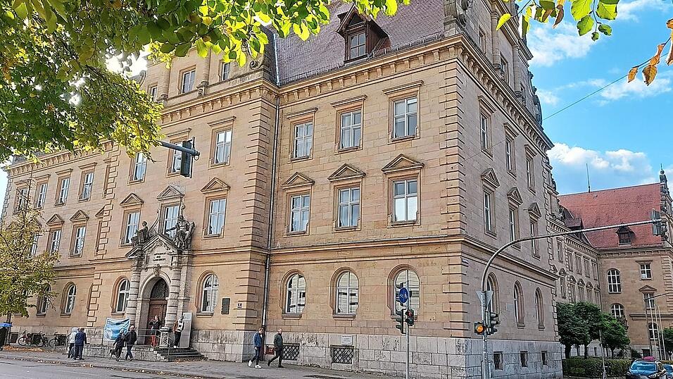 Justizgebäude: An der Kumpfmühler Straße ist seit 1905 die Regensburger Justiz, Landgericht und Amtsgericht, zu Hause. Justizgebäude: An der Kumpfmühler Straße ist seit 1905 die Regensburger Justiz, Landgericht und Amtsgericht, zu Hause.