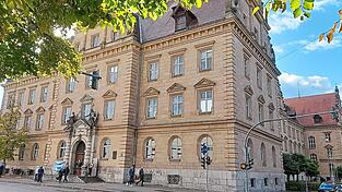 Justizgebäude: An der Kumpfmühler Straße ist seit 1905 die Regensburger Justiz, Landgericht und Amtsgericht, zu Hause. Justizgebäude: An der Kumpfmühler Straße ist seit 1905 die Regensburger Justiz, Landgericht und Amtsgericht, zu Hause.