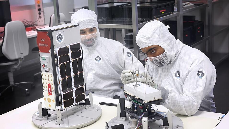 Die Arbeit an den kleinen Satelliten ist äußerst kompliziert. Die Arbeit an den kleinen Satelliten ist äußerst kompliziert.