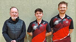 Michael Schneck (Mitte) holte sich erstmals den Vereinsmeistertitel. Karl Lemberger (r.) holte Rang zwei vor Herbert Schindlatz (l.).