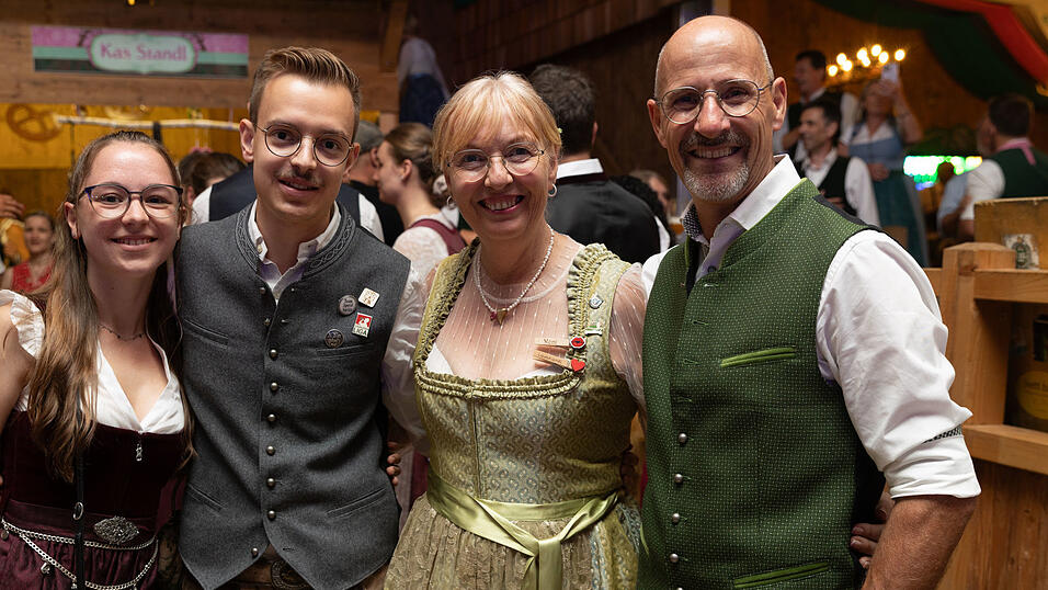 Die Partybilder vom Dienstag, 11. August, aus dem Festzelt Weckmann. Die Partybilder vom Dienstag, 11. August, aus dem Festzelt Weckmann.