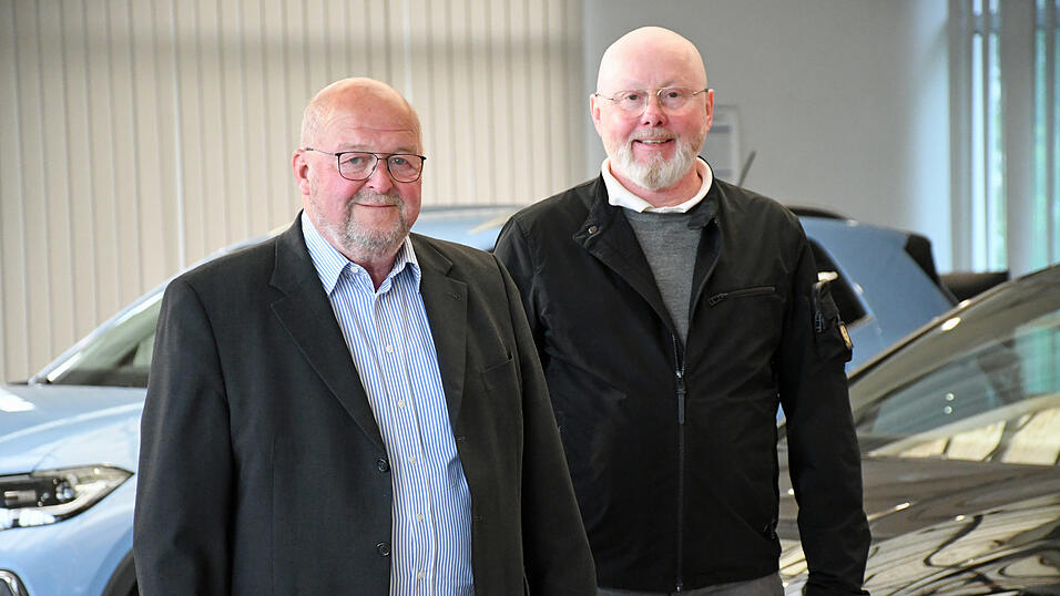 Klaus Schroff (l.) und Michael Ostermaier sehen den Vilsbiburger Autoh&auml;ndler f&uuml;r die Zukunft gut aufgestellt. Schroff f&uuml;hrt seit 2020 die Gesch&auml;fte. Michael, Veronika und Maximilian Ostermaier sind Mitglieder des Beirats, der 2020 gegr&uuml;ndet worden ist.