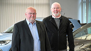 Klaus Schroff (l.) und Michael Ostermaier sehen den Vilsbiburger Autohändler für die Zukunft gut aufgestellt. Schroff führt seit 2020 die Geschäfte. Michael, Veronika und Maximilian Ostermaier sind Mitglieder des Beirats, der 2020 gegründet worden ist. Klaus Schroff (l.) und Michael Ostermaier sehen den Vilsbiburger Autohändler für die Zukunft gut aufgestellt. Schroff führt seit 2020 die Geschäfte. Michael, Veronika und Maximilian Ostermaier sind Mitglieder des Beirats, der 2020 gegründet worden ist.