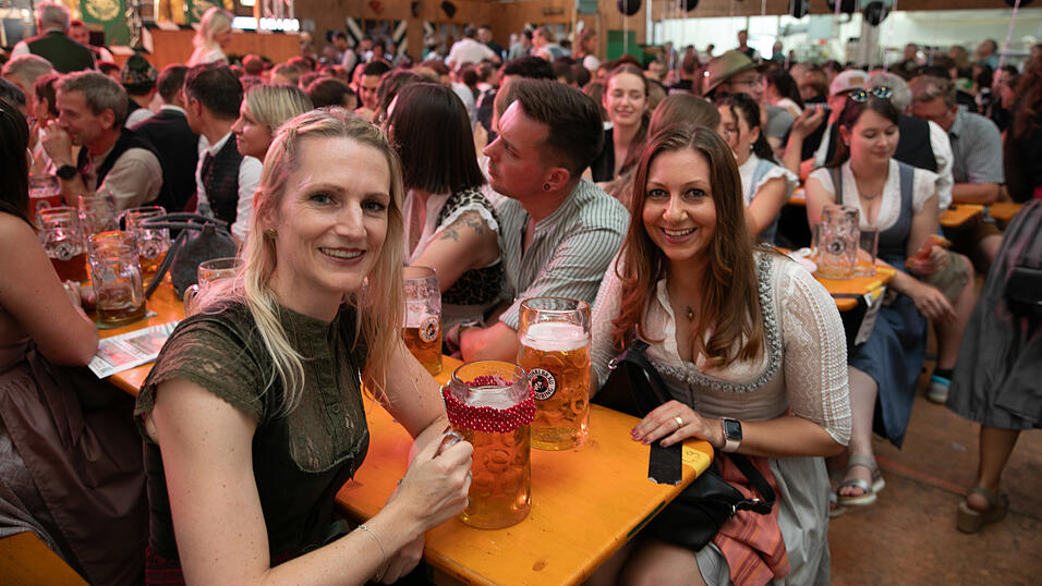 Echte Blasmusikfans lie&szlig;en sich den Montagabend im Festzelt Weckmann nicht entgehen.