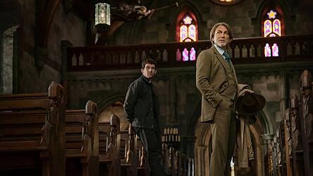 Benoit Blanc (Daniel Craig, vorne) und Jud Duplenticy versuchen, einen mysteri&ouml;sen Mord aufzukl&auml;ren.&nbsp;