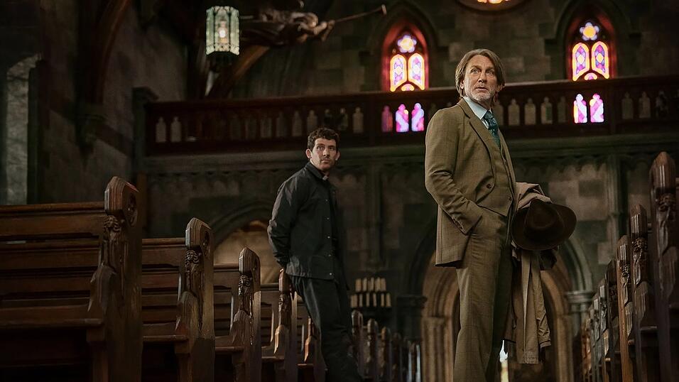 Benoit Blanc (Daniel Craig, vorne) und Jud Duplenticy versuchen, einen mysteri&ouml;sen Mord aufzukl&auml;ren.&nbsp;