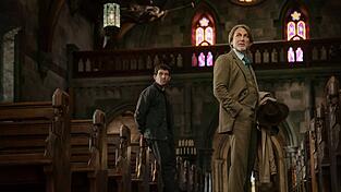 Benoit Blanc (Daniel Craig, vorne) und Jud Duplenticy versuchen, einen mysteri&ouml;sen Mord aufzukl&auml;ren.&nbsp;