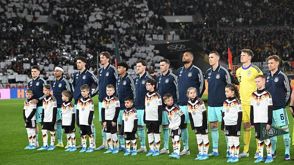 Die Fu&szlig;ball-Nationalmannschaft steht vor dem Spiel gegen Ghana auf dem Platz.