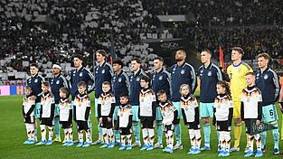 Die Fu&szlig;ball-Nationalmannschaft steht vor dem Spiel gegen Ghana auf dem Platz.