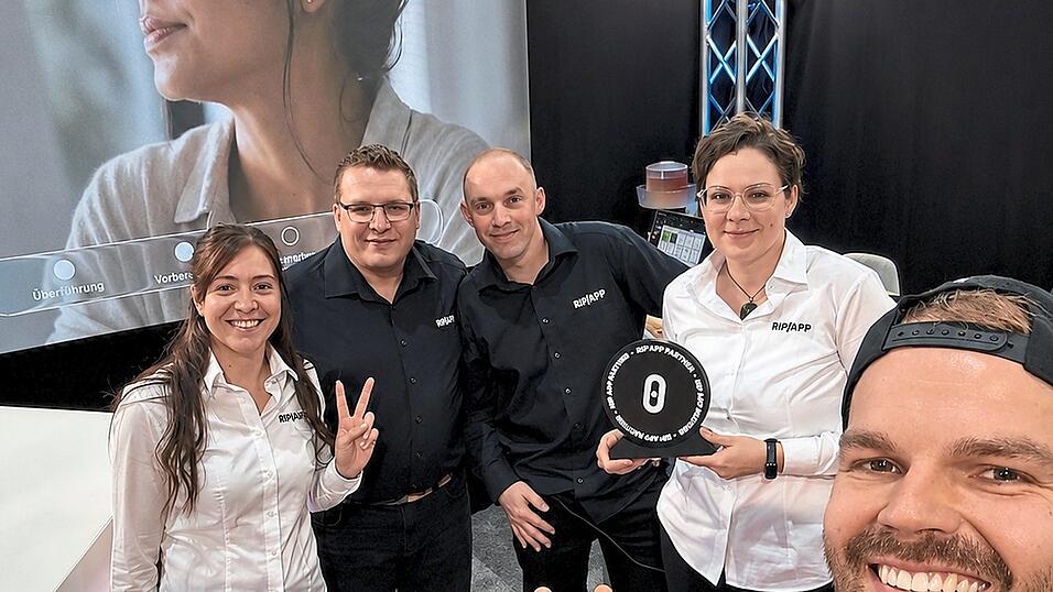 Die Entwickler von RIP Solutions: CEO Karl Wilhelm (Zweiter von links) und Matthias Eiban (rechts) zusammen mit Jennifer Wilhelm, Thomas Gubo und Marianne Eiber. Die Entwickler von RIP Solutions: CEO Karl Wilhelm (Zweiter von links) und Matthias Eiban (rechts) zusammen mit Jennifer Wilhelm, Thomas Gubo und Marianne Eiber.