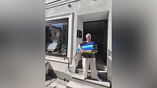 Tina Strasser vor ihrem neuen Laden in der Ringstraße. Derzeit wird fleißig eingeräumt. Tina Strasser vor ihrem neuen Laden in der Ringstraße. Derzeit wird fleißig eingeräumt.