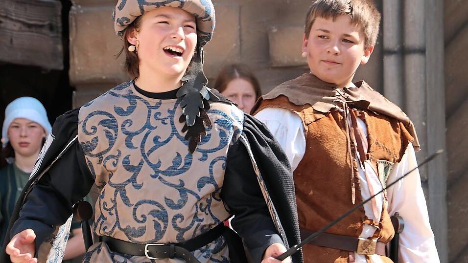 Der Wildensteiner (Elias Dimpfl) im Dialog mit Ritter Christian Baumann. Der Wildensteiner (Elias Dimpfl) im Dialog mit Ritter Christian Baumann.