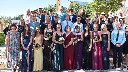 Mit dem Schuljahresende verlassen 22 Sch&uuml;ler die Montessori-Schule, hier zusammen mit Schulleitung und Lehrkr&auml;ften.