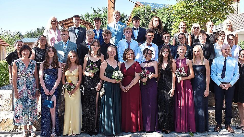 Mit dem Schuljahresende verlassen 22 Sch&uuml;ler die Montessori-Schule, hier zusammen mit Schulleitung und Lehrkr&auml;ften.