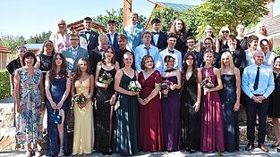 Mit dem Schuljahresende verlassen 22 Sch&uuml;ler die Montessori-Schule, hier zusammen mit Schulleitung und Lehrkr&auml;ften.