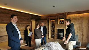 Landrat Christian Schindler zeigte sich bei seinem Besuch sichtlich angetan von der&nbsp;Ausstattung der Chalets. Als besonderen Pluspunkt empfand er den beeindruckenden Blick auf den Haidstein, der den G&auml;sten Naturerlebnis und Erholung direkt vor der Haust&uuml;r biete.