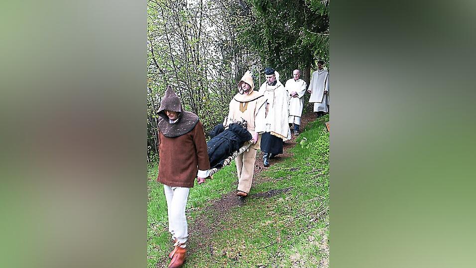 Die Statue des Seligen Englmari wird von den Trägern zu Tal gebracht. Die Statue des Seligen Englmari wird von den Trägern zu Tal gebracht.