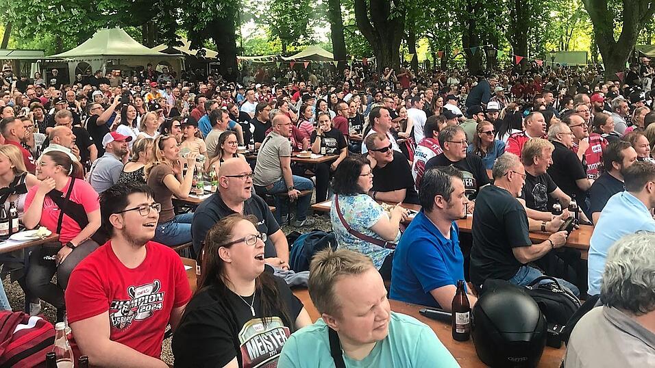Volles Haus im Pr&uuml;feninger Schlossgarten: Die Eisb&auml;ren-Fans lie&szlig;en ihre Meistermannschaft hochleben.