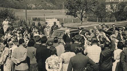 Konrad Adenauer winkt in die Menge und verabschiedet sich von den Miltachern.