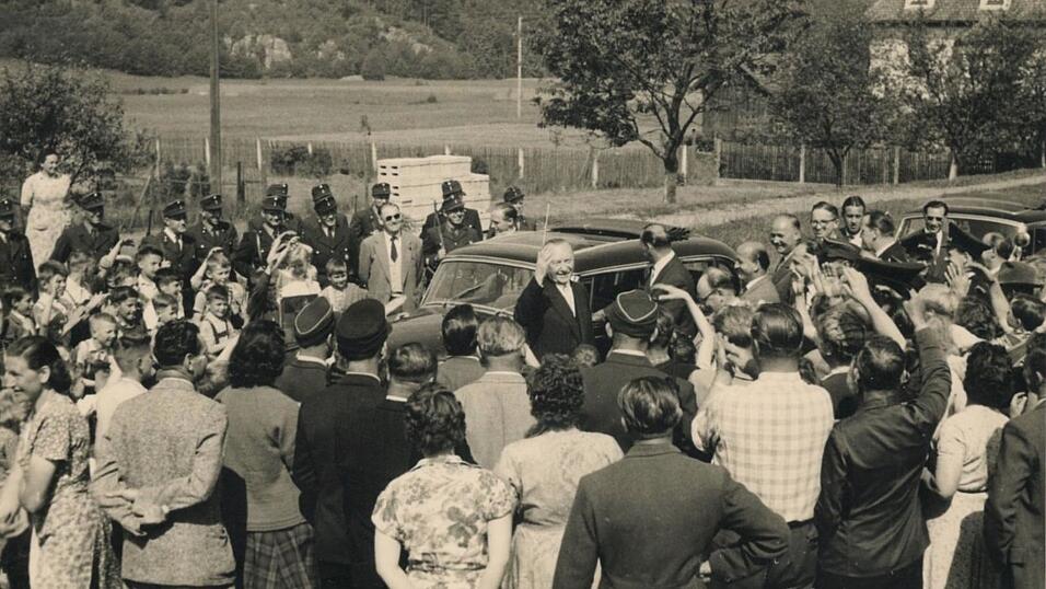 Konrad Adenauer winkt in die Menge und verabschiedet sich von den Miltachern. Konrad Adenauer winkt in die Menge und verabschiedet sich von den Miltachern.