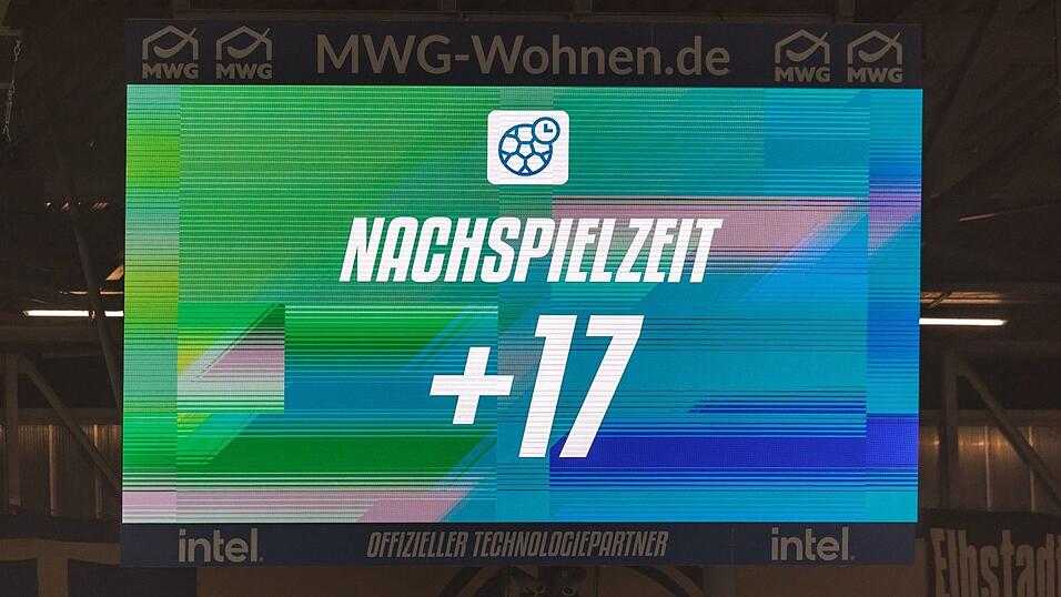 Nach Pyro-Unterbrechung gibt es am Ende 17 Minuten Nachspielzeit.