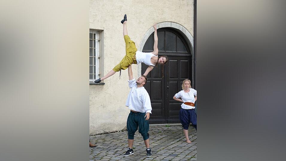 In der Pause hatte die Showtanzgruppe 'Flip Flops' Zeit, ihr ganzes Können zu präsentieren. (Fotos: Ulli Scharrer) In der Pause hatte die Showtanzgruppe 'Flip Flops' Zeit, ihr ganzes Können zu präsentieren. (Fotos: Ulli Scharrer)