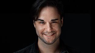 Synchronsprecher Vincent Fallow ist unter anderem die Stimme von Jonathan Joestar in der Serie „JoJo’s Bizarre Adventure“, Clive Rosfield, der Hauptfigur im Spiel „Final Fantasy XVI“, und Twice aus dem Anime„My Hero Academia“.