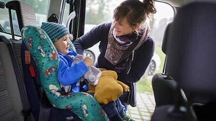 Als Kerstin P. Kleinkind und Baby ins Auto setzt, legt sie ihr Handy aufs Dach. In der Hektik vergisst sie das Gerät und fährt los. (Symbolbild)